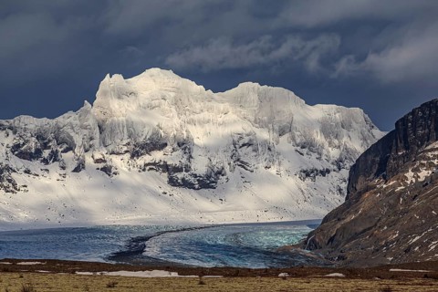 Glacier, glacier tongue, steep snow-covered mountains, cloudy mood, Skaftafellsjökull, Skaftafell