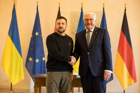 Volodymyr Selensky (President of Ukraine) after his entry in the guest book with Frank-Walter
