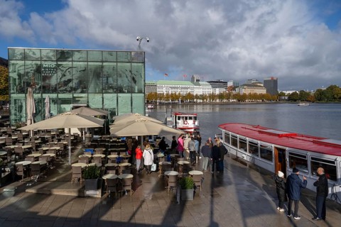 Restaurant and ships at the jetty, Jungfernstieg, Inner Alster Lake, Hamburg, Germany, Europe