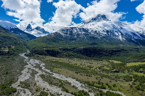 The widely branching arms of river Estero Parada, Mt. Cerro Castillo, aerial view, snow-capped