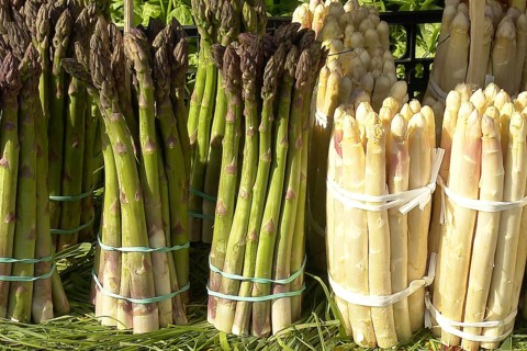 White and green asparagus, market stall in Italy on Lake Garda, Lake Garda, Italy, Europe