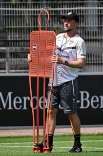 Coach Sebastian Hoeneß VfB Stuttgart holds training dummy, free-kick dummy, free-kick training