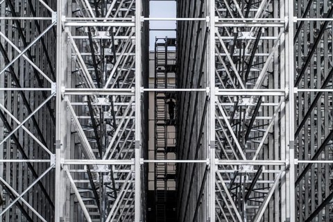 Construction of a high-bay warehouse, storage system for high space utilisation, in steel