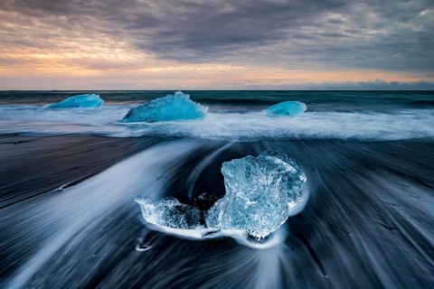 Diamond Beach, icebergs on the black lava beach, near Jökulsarlon glacier lagoon, Vatnajökull