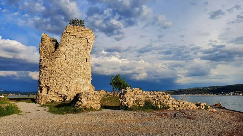 Ruin on the seashore under a blue and cloudy sky, Vecka kula, Vecka Kula, Starigrad,