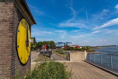 The Rhine at extremely low water, Rhine level at Emmerich pointing towards zero, Rhine promenade,
