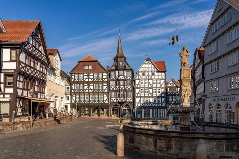 Half-timbered houses, St Michael's merchants' guild house and Rolandsbrunnen fountain on the market
