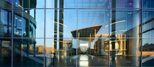 The Marie-Elisabeth-Lüders-Haus is reflected in the façade of the Paul-Löbe-Haus, functional