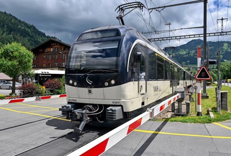 Level crossing MOB passenger train Alpina 9201