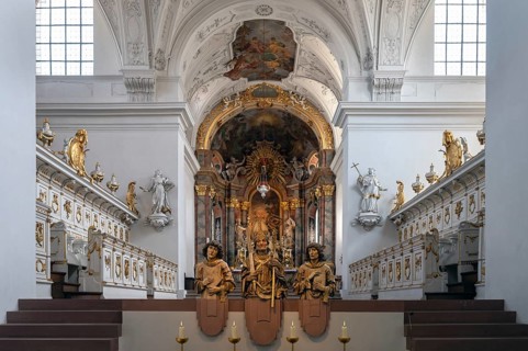 View of the chancel, in front statues of Bishop Kilian, centre, with Kolonat and Totnan in St.
