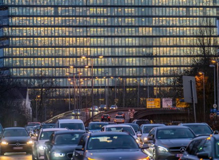 City centre traffic, Danziger Straße, B8, Düsseldorf, high-rise office building, evening traffic,
