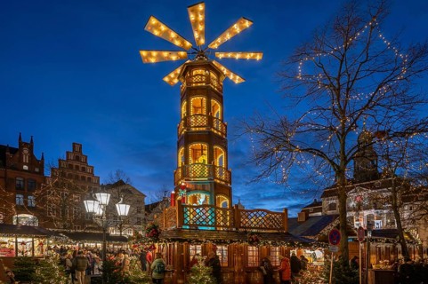 Large Christmas pyramid at the Christmas market on the market square, Lüneburg, Lower Saxony,