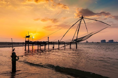 Kochi chinese fishnets on sunset in Fort Kochin, Kochi, Kerala, India, Asia