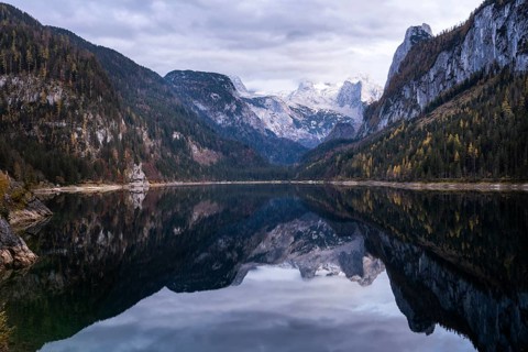 The Vordere Gosausee lake in autumn with a view of the Dachstein mountain range. The Gosaukamm on