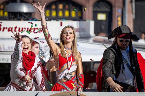 The Frankfurt carnival parade crosses the Römerberg in Frankfurt am Main, Römerberg, Frankfurt am