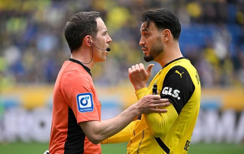 Referee Benjamin Brand in discussion with Ramy Bensebaini Borussia Dortmund BVB (05) Gesture