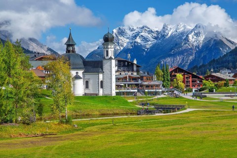Seekirchl on the edge of the village with the Karwendel mountains, Seefeld in Tyrol, Seefeld