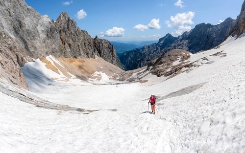 Mountaineer on a snowfield, mountain basin with glacier remnant of the Höllentalferner, Höllental,