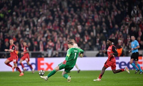 Goalkeeper Manuel Neuer FC Bayern Muenchen FCB (01) Action gives the libero Jeremie Frimpong Bayer