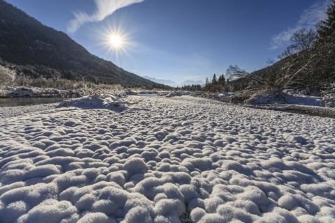 Snow-covered riverbed, river, winter, sunbeams, backlight, Isar, Wetterstein mountains in the