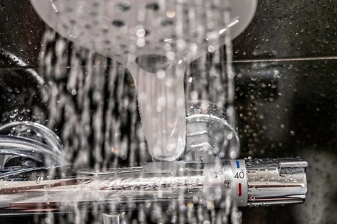 Shower, fitting, temperature control, temperature control of the shower water