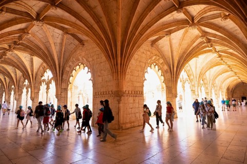 Visitor, Cloister, Hieronymite monastery Mosteiro dos Jerónimos, also Mosteiro de Belém, Belém,