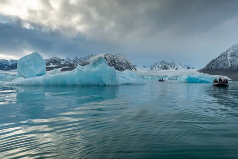 Dinghy with tourists, icebergs in front of glacier, -edge of Monacobreen, Liefdefjord, Woodfjord