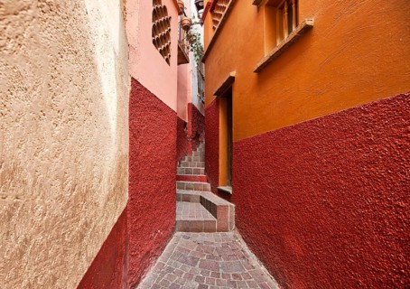 Guanajuato, famous Alley of the Kiss (Callejon del Beso)