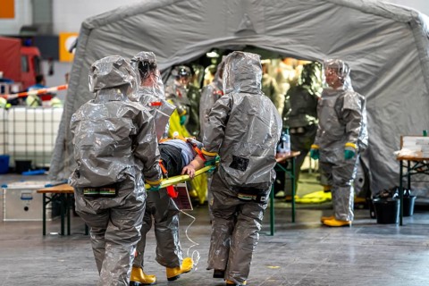 Decontamination of injured persons after an assumed accident involving hazardous substances, fire