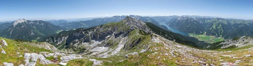 Panorama, summit ridge of the Unnütz, behind Achensee and summit of the Seekarspitze Unnütz