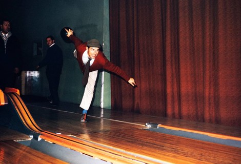 Mann beim Ten-Pin-Bowling, England, UK 1962