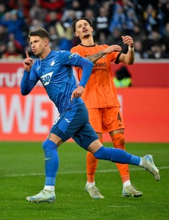 Goal celebration Adam Hlozek TSG 1899 Hoffenheim (23) Gesture Gesture Robin Koch Eintracht