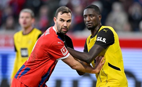 One-on-one, action Benedikt Gimber 1. FC Heidenheim 1846 FCH (05) against Serhou Guirassy Borussia