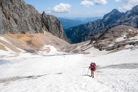 Mountaineer on a snowfield, mountain basin with glacier remnant of the Höllentalferner, Höllental,