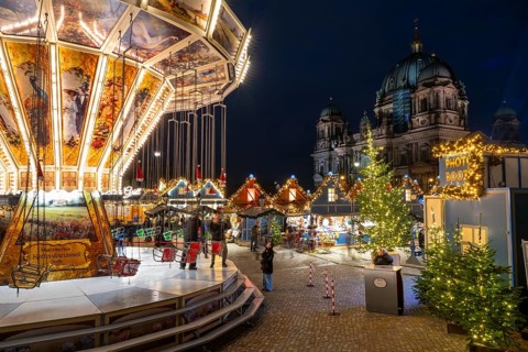 Carousel and stalls, Christmas market at the Humboldt Forum, Berlin Palace, Berlin Cathedral in the