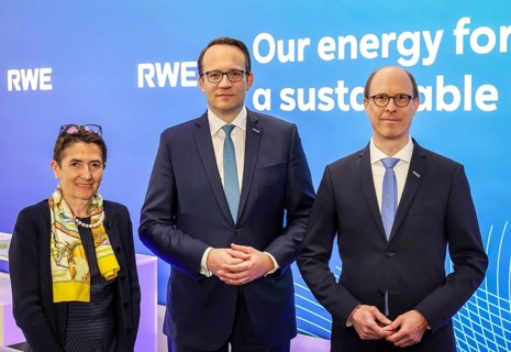 Essen, North Rhine-Westphalia, Germany, RWE CEO Markus Krebber (centre), Labour Director CHO