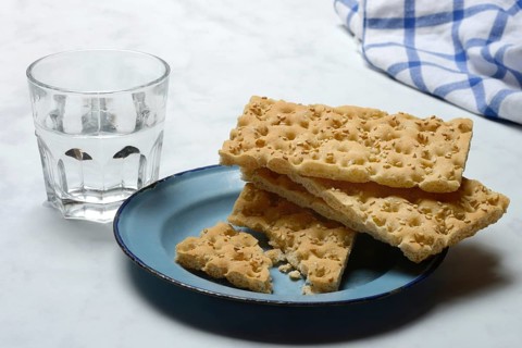 Crispbread on a plate and glass of water
