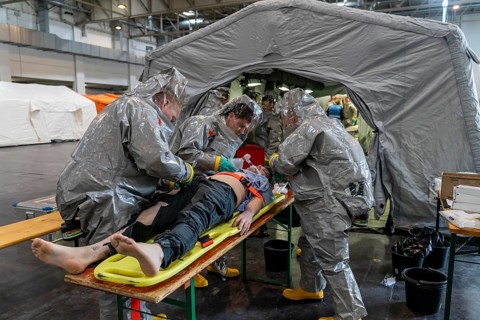 Decontamination of injured persons after an assumed accident involving hazardous substances, fire