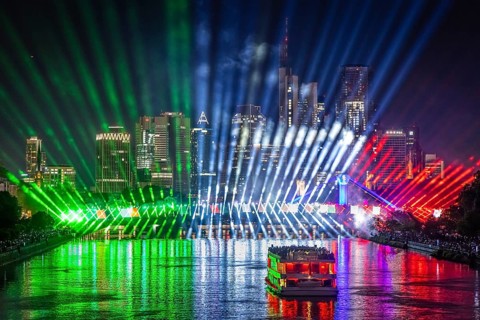 A spectacular light show at the Flößerbrücke in Frankfurt am Main puts spectators in the mood for