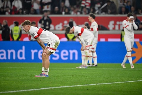 Disappointment for Finn Jeltsch VfB Stuttgart (29) Atakan Karazor VfB Stuttgart (16) Angelo Stiller