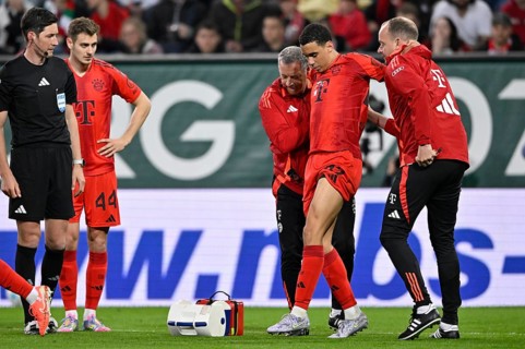 Jamal Musiala FC Bayern Munich FCB (42) injured Injury is led off the pitch by the coaches Josip