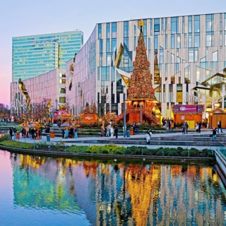 Dreischeibenhaus and Christmas market in front of the Koe-Bogen by architect Daniel Libeskind,