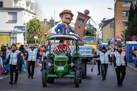 Each float in the traditional carnival parade Klaa Paris in Frankfurt's Heddernheim district was