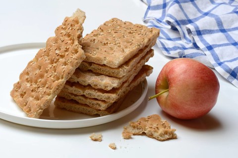 Crispbread and apple on a plate