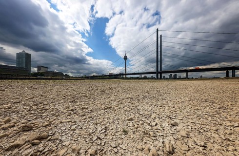 Düsseldorf, North Rhine-Westphalia, Germany, Dry riverbed in the Rhine in front of the