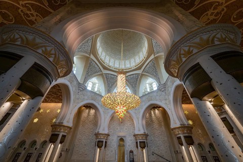 Prayer hall with chandelier in the Sheikh Zayed Mosque, Sheikh Zayed Mosque, Abu Dhabi, United Arab