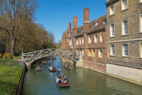 Punting, punting, Mathematical Bridge, Queens' College, River Cam, Cambridge, England, Great