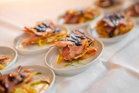 Small plates with ham and decorative balsamic sauce, appetisingly served, Europäischer Hof,