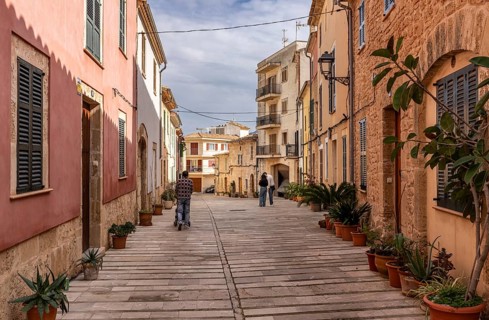Small alleyways in the historic old town of Alcudia, Majorca, Spain, Europe