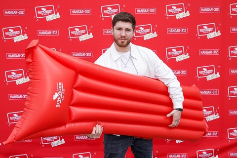 Joey Heindle at the press conference in Oranienburg on 23.04.2025. Bernhard Brink is honoured for